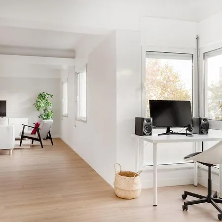 Wfh Urban Retreat @ Carnide Apartment